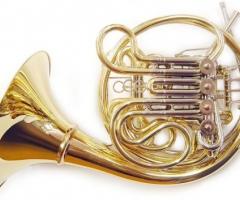 Corno per la musica durante il matrimonio in chiesa