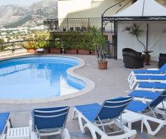 Lo spazio attorno alla piscina dell'Hotel Guglielmo II