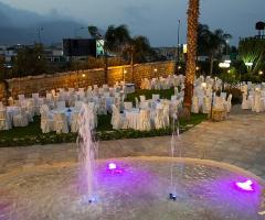 Il giardino con i tavoli e la meravigliosa fontana