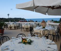 La stupenda terrazza panoramica che avvolge i tavoli nella brezza marina