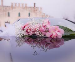 Fiori per l'auto degli sposi in omaggio dal ristorante