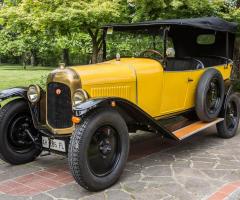 Deluxe International - Auto storica gialla