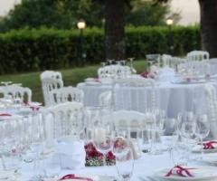 Allestimento dei tavoli per il ricevimento di matrimonio all'aperto