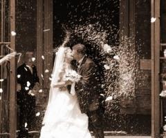 Il lancio del riso al matrimonio