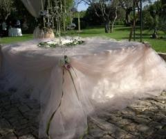 Allestimento di fiori e tulle per le nozze