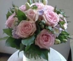 Composizione di rose rosa per il matrimonio