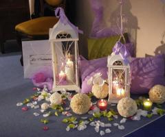 Allestimento della location con lanterne e sfere