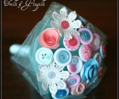 Bouquet di bottoni rosa e azzurri