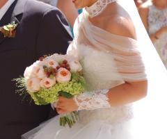 Bouquet per la sposa di rose inglesi e bacche