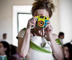 La sposa mentre fotografa con una macchinetta usa e getta