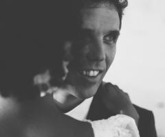 Foto degli sposi abbracciati - Matteo Crescentini Fotografo