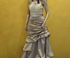 Particolare abito da sposa dal colore avorio