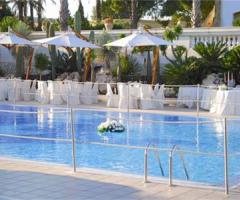 Piscina e tavoli all'aperto del resort Disìo