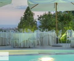 Ricevimento di matrimonio a bordo piscina