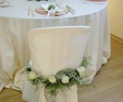 Addobbi per le sedie del buffet di matrimonio