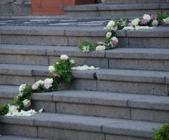 Addobbo floreale scalinata della chiesa - Rose e Fiori
