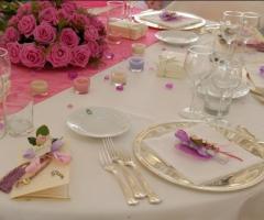 Tavolo con fiori rosa