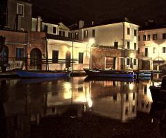 vista notturna del retro del palazzo dal canal Vena