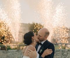 Il bacio degli sposi a bordo piscina