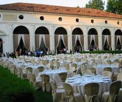 Allestimento del matrimonio in giardino