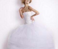 Collezione Unique - Vestito da sposa in shantung e tulle colore bianco-seta con corpetto lavorato in swarovski. Euro 1.900