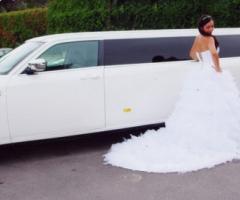 Maurices Cars Autonoleggi - Sposa davanti ad una limousine bianca