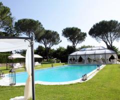 Matrimonio a bordo piscina