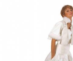 Vestito da sposa con coprispalle con pelliccia