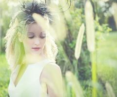 Abito da sposa con guanti e cerchietto nero