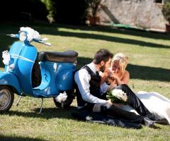 Foto degli sposi sull'erba - Dante Fiori Fotografo