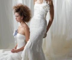 Abito da sposa fresco e leggero, con gonna a balze di pizzo ricamato