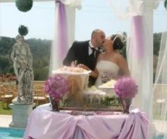 Gli sposi con la torta nuziale