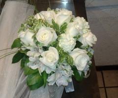 Bouquet di fiori bianchi per la sposa