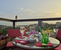 Cocktail servito sulla terrazza panoramica a Roma