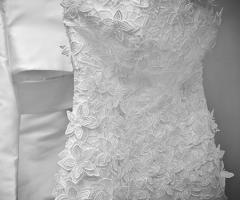 Abito da sposa con corpetto ricamato