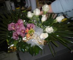 Bouquet per la sposa di rose bianche e orchidee lilla