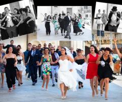 Foto divertente degli sposi