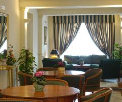 Dettaglio tavoli dell'Hotel Azzolini