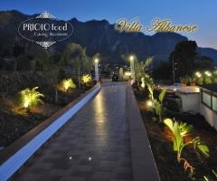 Suggestivi spazi esterni di sera