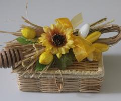 Bauletto vimini con due vasetti da 50 grammi, fiore, confetti imbustati singolarmente uno ad uno e spargimiele in legno- Bomboniere per Natura