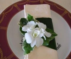 Portatovagliolo florale per il ricevimento di matrimonio