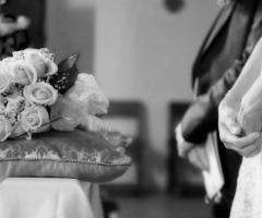 L'attesa davanti all'altare