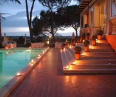 Ricevimento di matrimonio serale illuminato con fiaccole