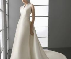 Vestito da sposa con scollo alla coreana e coda ampia
