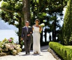 Il padre accompagna la sposa all'altare