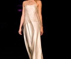 Abito da sposa stile sottoveste in raso con dettagli ricamati