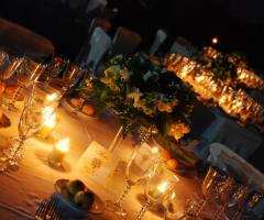 Allestimento dei tavoli di nozze con candele