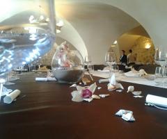 Tavolo allestito con fiori e conchiglie