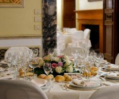 Centrotavola con fiori per il matrimonio