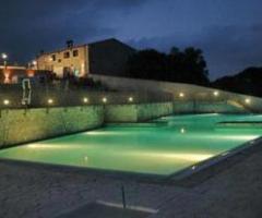 Piscina illuminata dell'hotel per ricevimento di matrimonio a Palazzolo Acreide (Siracusa)